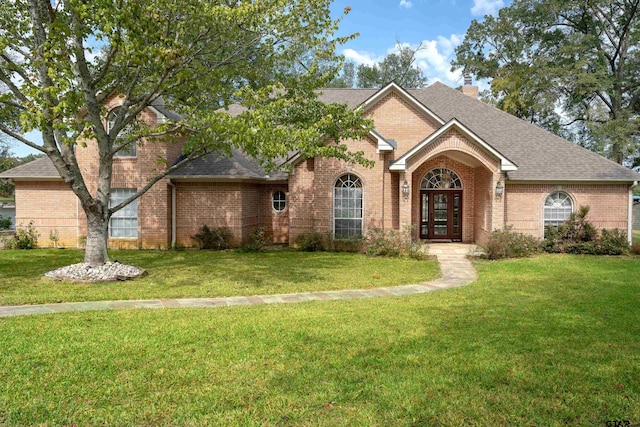 view of front facade featuring a front lawn