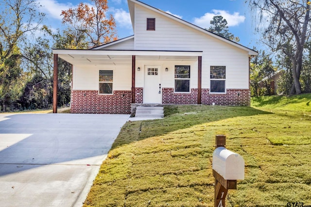 view of front facade featuring a front lawn