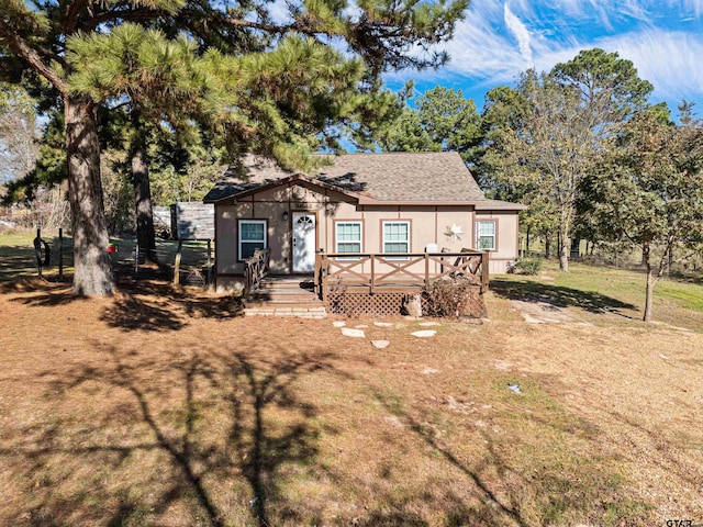 view of front of property with a front yard