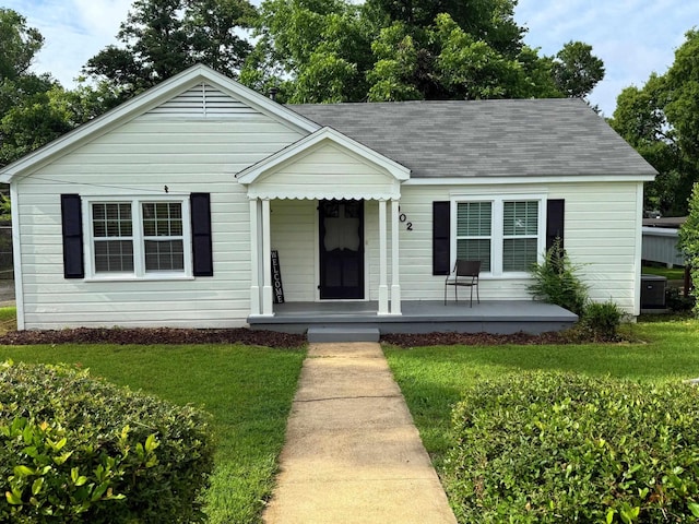 902 W 9th St, Tyler, TX 75701 - view of front of home featuring a porch, a front yard, and roof with shingles