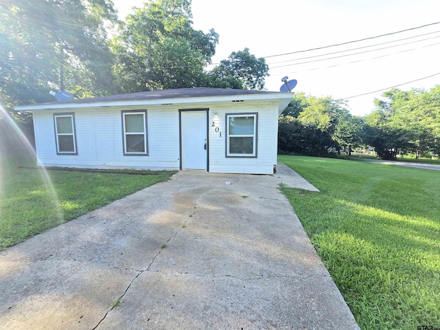 201 W Paschal St, Troup, TX 75789 - view of front facade with a front yard