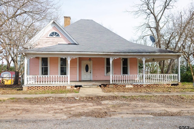 farmhouse-style home featuring covered porch