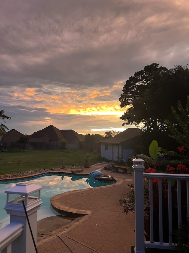 11187 Hunters Trl, Flint, TX 75762 - pool at dusk featuring an outdoor pool and a lawn