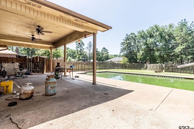 310 Windridge Rd, Palestine, TX 75801 - fenced backyard with a ceiling fan and a patio area