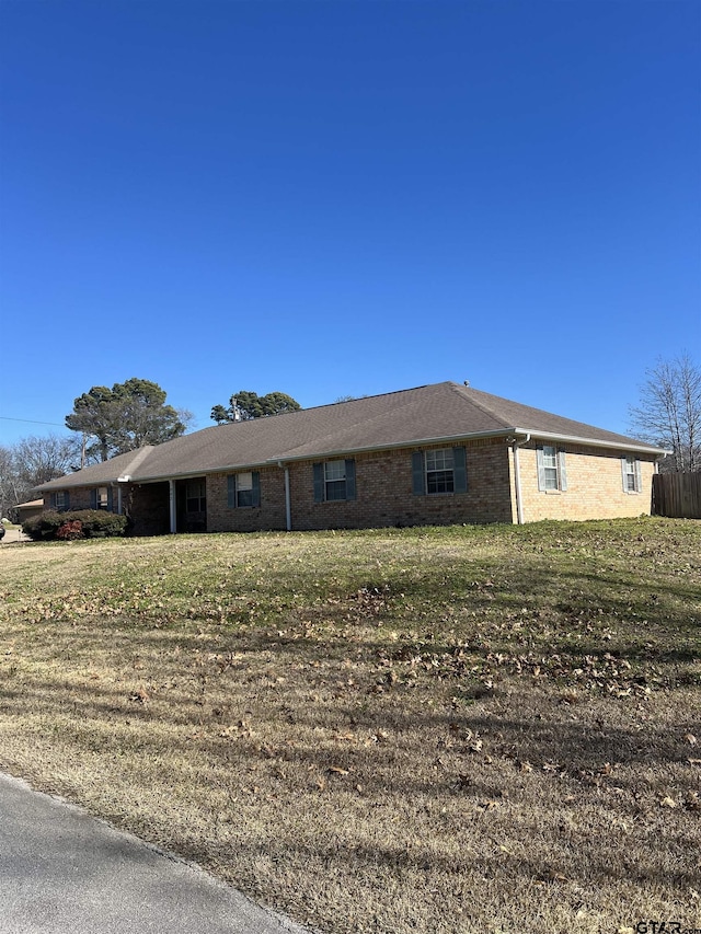 view of front of home featuring a front yard