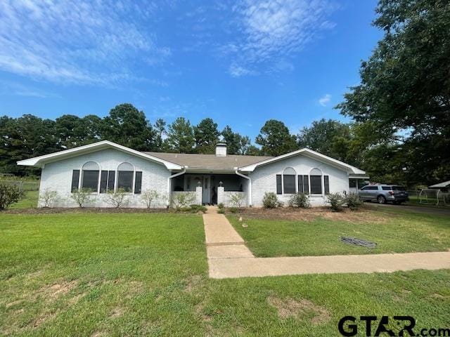 single story home featuring a front lawn