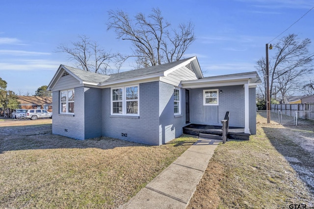 view of front of property featuring a front lawn