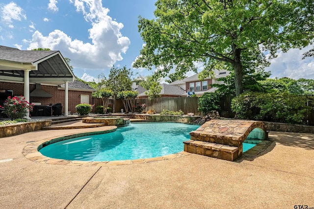 view of swimming pool featuring a pool with connected hot tub, a fenced backyard, and a patio