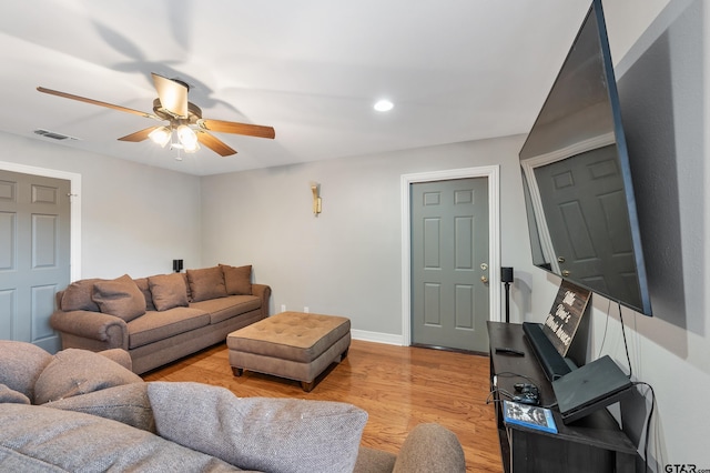living room with a ceiling fan, light wood finished floors, baseboards, visible vents, and recessed lighting