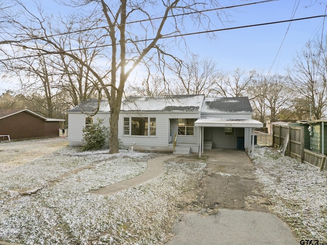 view of front facade featuring gravel driveway and fence