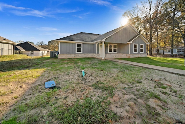 back of house featuring a yard