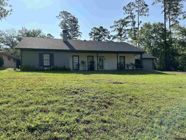 ranch-style home featuring a front lawn