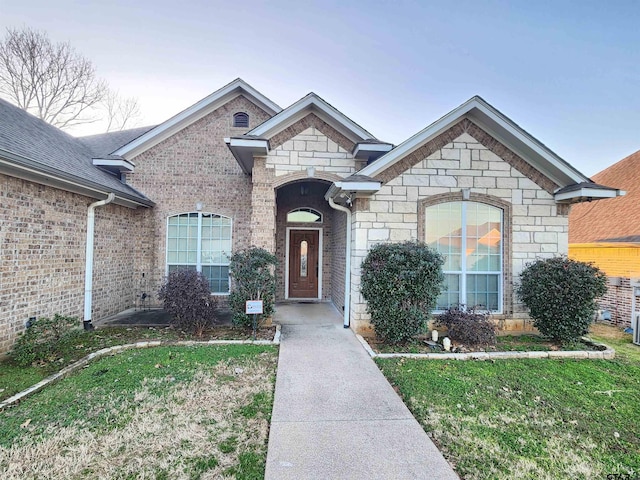 view of front of property featuring a front yard