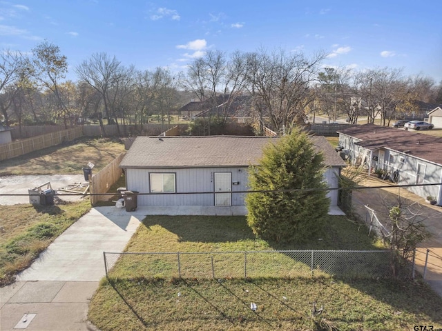 view of front of property with a front yard