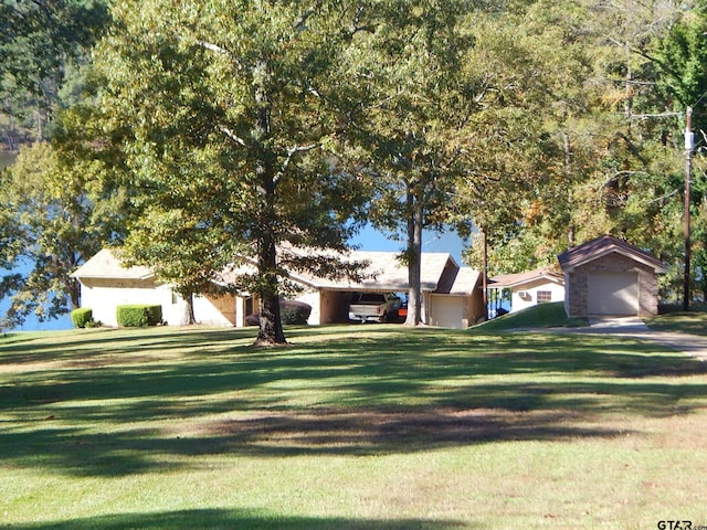 view of front facade featuring a front lawn and a garage