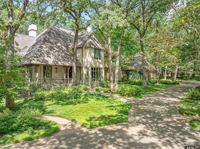 view of front facade featuring a front lawn and covered porch