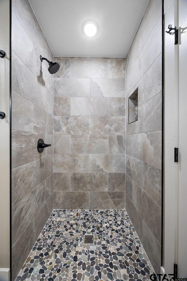 437 Tara Ln, Troup, TX 75789 - full bath featuring tiled shower