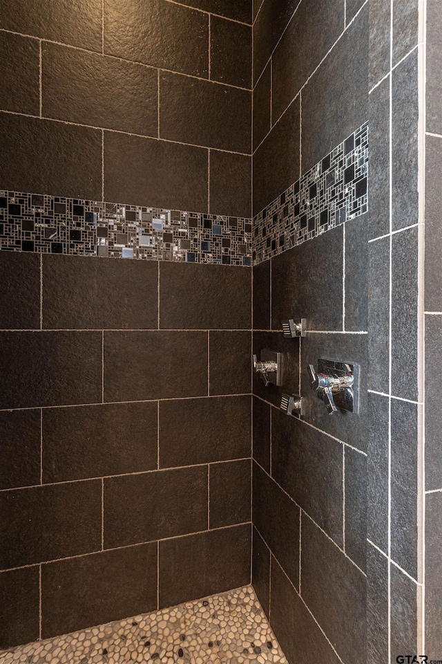 bathroom featuring a tile shower