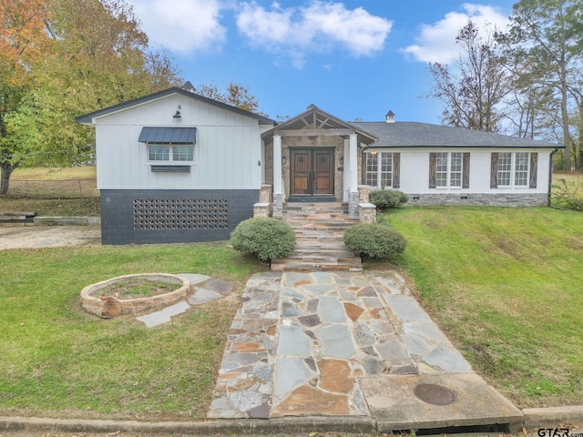 view of front of home featuring a front lawn