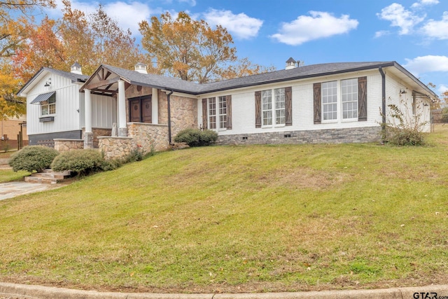 view of front of home featuring a front lawn