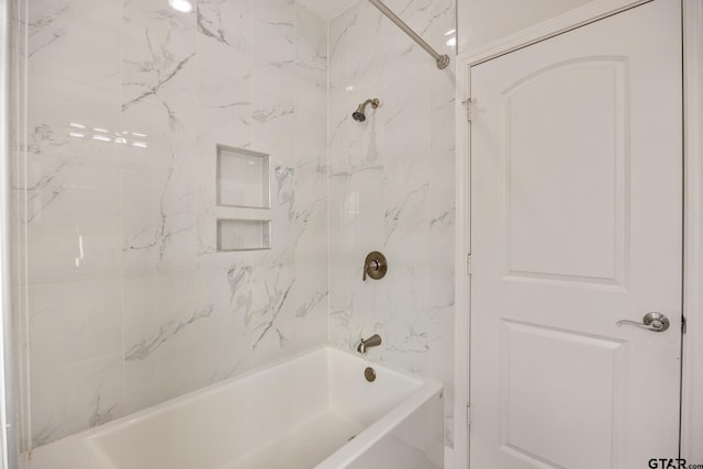 bathroom featuring tiled shower / bath combo