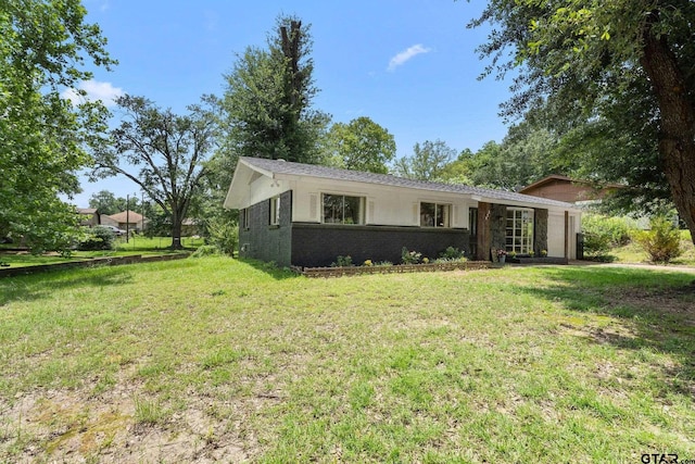 412 W 25th St, Tyler, TX 75702 - single story home featuring a front yard and brick siding
