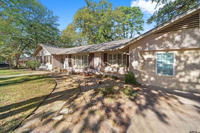 view of front of house with a front lawn