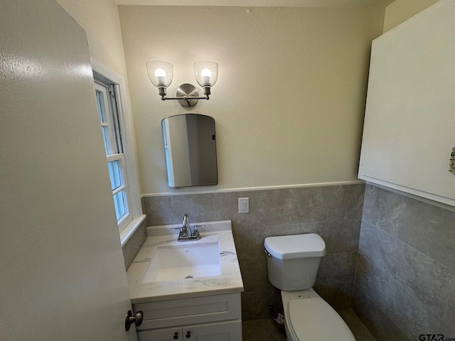 320 Northcrest Dr, Tyler, TX 75702 - half bath featuring vanity and wainscoting