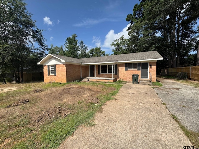 320 Northcrest Dr, Tyler, TX 75702 - single story home with driveway, covered porch, and brick siding