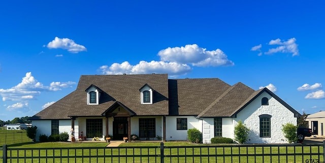 view of front of home featuring a front yard