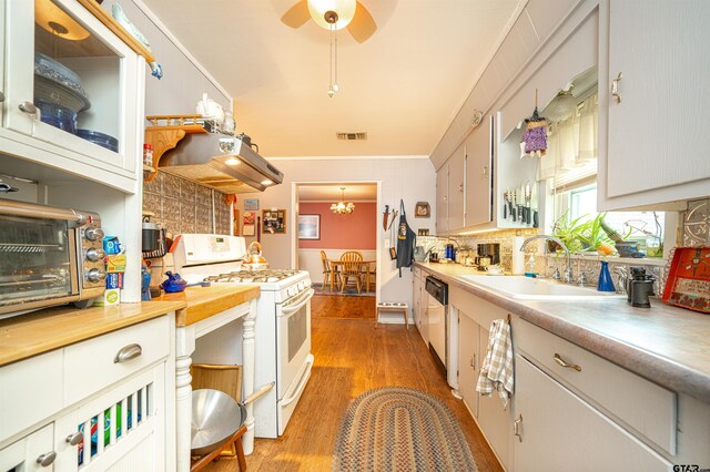 bedroom featuring a closet, ceiling fan, crown molding, and hardwood / wood-style flooring