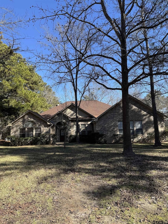 view of front facade with a front yard