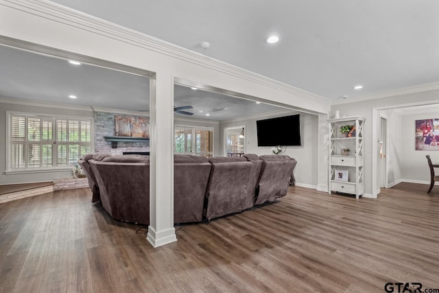 living room featuring crown molding, wood finished floors, ceiling fan, baseboards, and recessed lighting