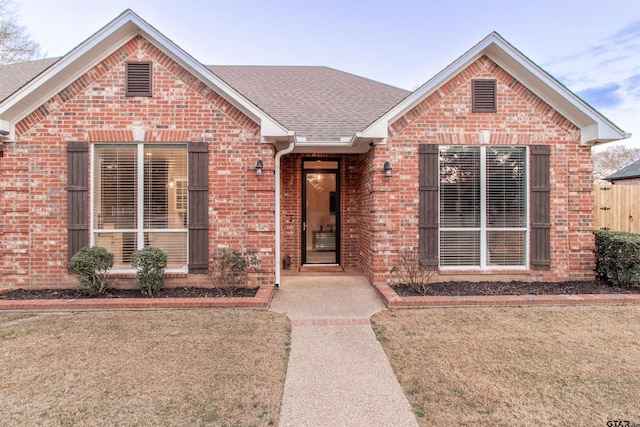 view of front facade featuring a front lawn