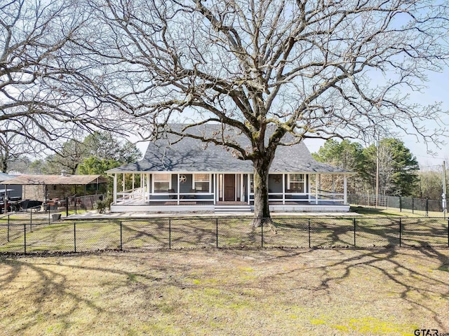 view of front facade with a front lawn