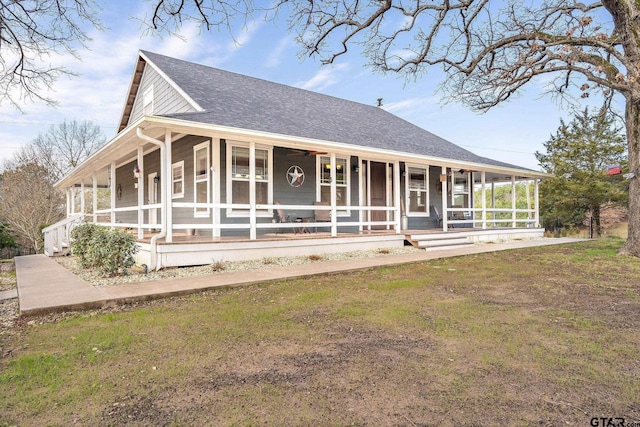 view of front facade featuring a porch and a front lawn