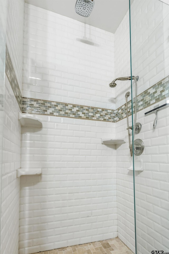 bathroom featuring a tile shower