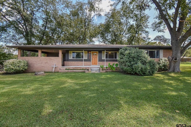 ranch-style home featuring a front lawn