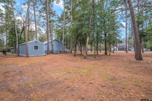 view of yard with an outdoor structure