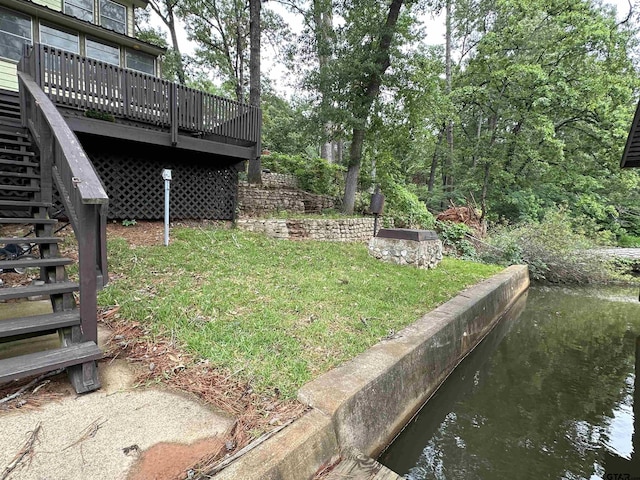 view of yard featuring a water view