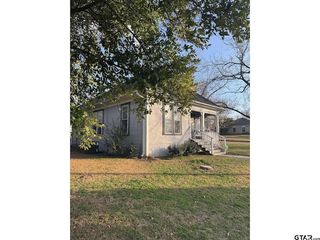 view of front of home with a front lawn