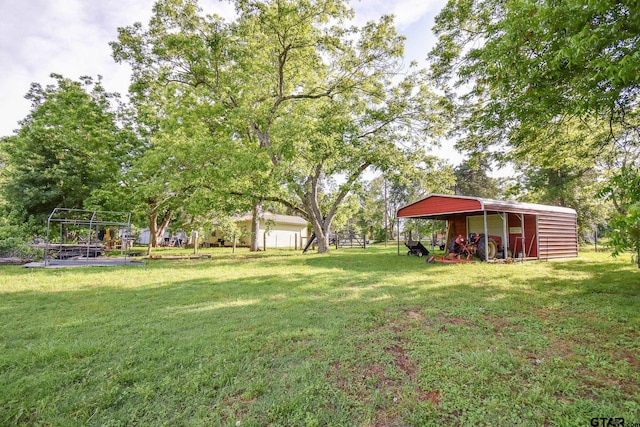 view of yard with an outdoor structure