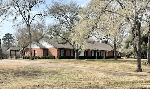 view of front facade featuring a front yard