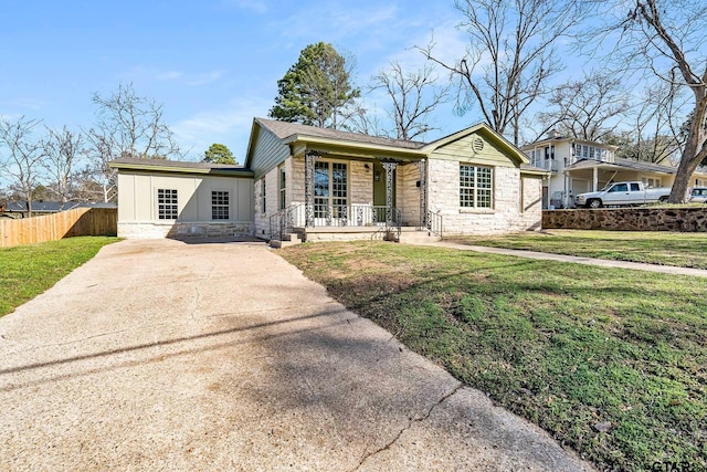 view of front of home featuring covered porch and a front lawn