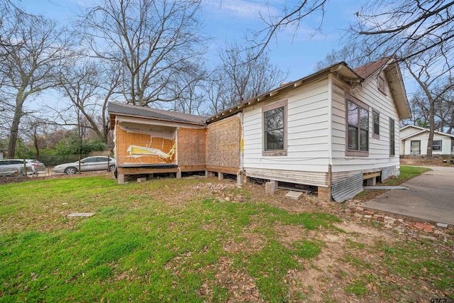 view of side of property featuring a lawn