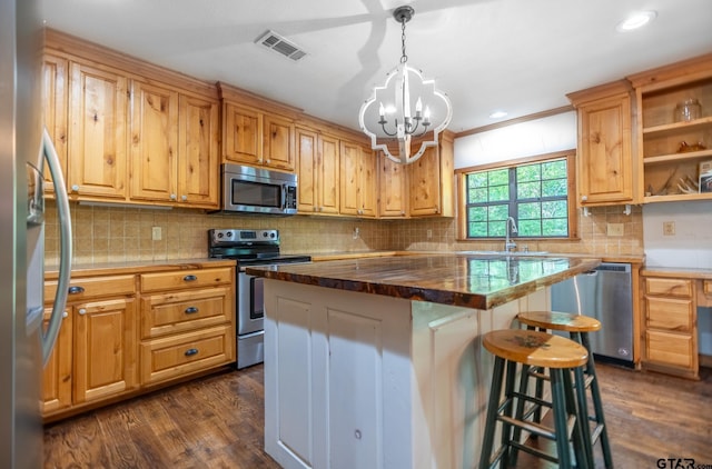 5646 Fm 346, Tyler, TX 75703 - kitchen featuring visible vents, an inviting chandelier, a sink, appliances with stainless steel finishes, and dark wood-style floors