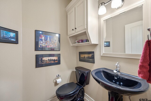 5875 Stonegate Trl, Tyler, TX 75703 - bathroom featuring baseboards