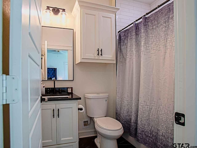 bathroom with a shower with curtain, vanity, and toilet