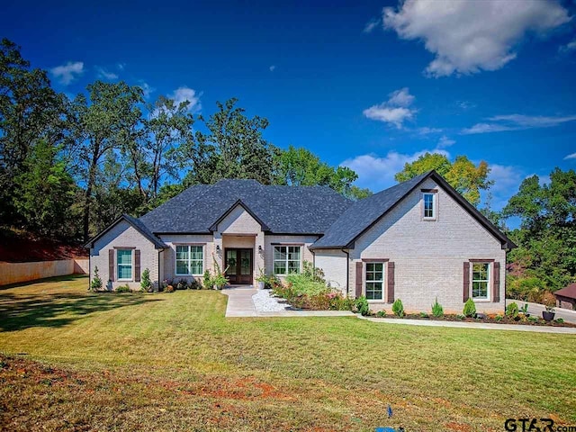 view of front of property featuring a front lawn