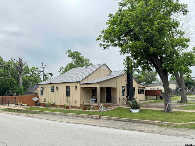 modern farmhouse featuring a front lawn and covered porch